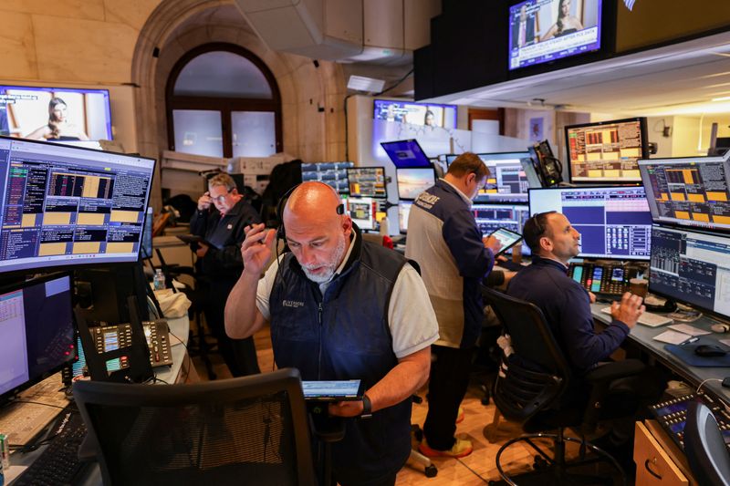 Markets Weigh Minnesota Unrest and Shutdown Risks Ahead of Key Earnings